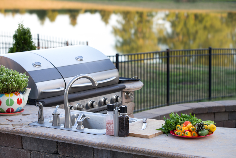 granite-themed outdoor kitchen